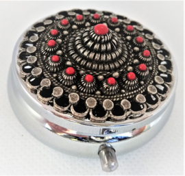 ZKG436-R pillendoosje zeeuwse knop oogjesrand verzilverd met rode emaille