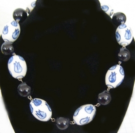 COL 002 collier delftsblauw donkerblauwe en ovale tulpenkralen