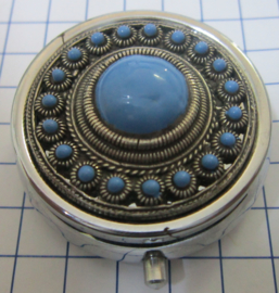 ZKG437-MC1 pillendoosje zeeuwse knop grote bol midden verzilverd, met blauwe emaille