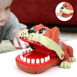Bijtende bulldog hond met kiespijn tanden drank spel drankspel