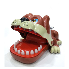 Bijtende bulldog hond met kiespijn tanden drank spel drankspel