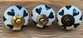 Kastknop wit met klassiek groene  hartjes, Kastknop  antiek groen