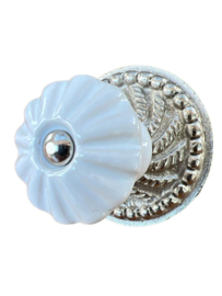 Witte kastknop met mooie ronde zilveren rozet, kastknop wit met ronde achterplaat Good in Style