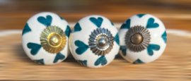 Kastknop wit met klassiek groene  hartjes, Kastknop  antiek groen
