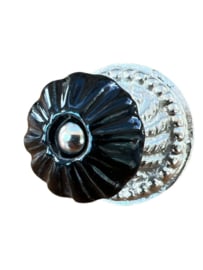 Kastknop zwart met ronde achterplaat, Zwarte kastknop met mooie ronde zilveren rozet Good in Style