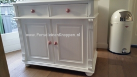 Klantfoto Commode met roze deurknopjes