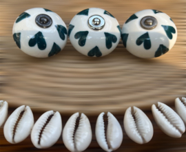 Kastknop wit met klassiek groene  hartjes, Kastknop  antiek groen