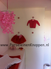 Klantfoto Babykamer met kastknoppen in de muur als kapstokken