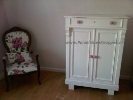 Klantfoto Yvonne`s Rozen babykamer met porseleinen knopjes