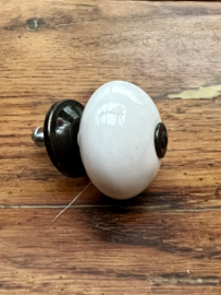 Porseleinen kastknop, Witte Kastknop met simplistische uitstraling