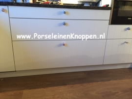 Klantfoto Keuken van Chantal met verschillende kleuren kastknoppen