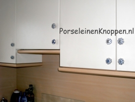 Klantfoto Keukenkasten van Kirsten met verschillende porseleinen kastknoppen
