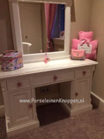 Klantfoto Mooie Make-up tafel met roze kastknoppen