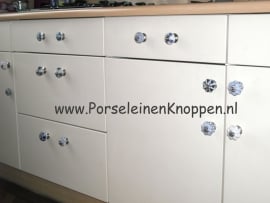 Klantfoto Keukenkasten van Kirsten met verschillende porseleinen kastknoppen