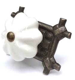 Witte Porseleinen kastknop met smeedijzeren rozet.