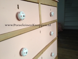 Klantfoto Roze commode van Romy met hartjes kastknop