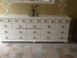 Klantfoto Buffetkast en dressoir met heel veel grote Barok kastknoppen