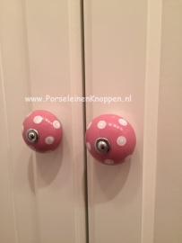 Klantfoto Ikea kast met roze polka kastknoppen