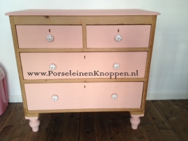 Klantfoto Roze commode van Romy met hartjes kastknop