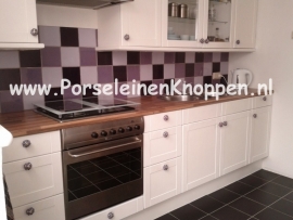 Klantfoto Keuken met Kleurrijke kastknoppen www.PorseleinenKnoppen.nl