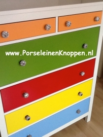 Klantfoto Vrolijke Ikea kast met porseleinen kastknoppen