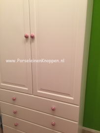 Klantfoto Ikea kast met roze polka kastknoppen