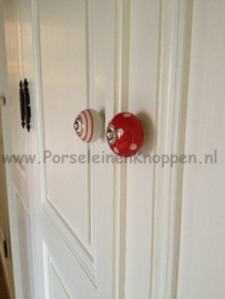 Porseleinen kastknop Rood met Witte Stippen, Rode polka deurknopjes