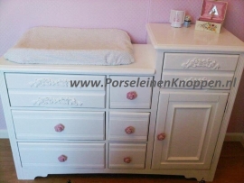 Klantfoto Yvonne`s Rozen babykamer met porseleinen knopjes