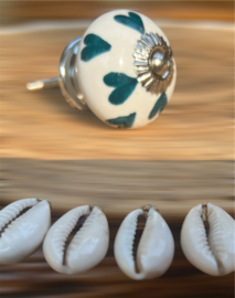 Kastknop wit met klassiek groene  hartjes, Kastknop  antiek groen