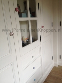 Rood kastknopje met witte stippen