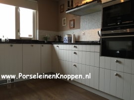 Klantfoto Keuken van Chantal met verschillende kleuren kastknoppen