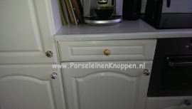 Klantfoto 20 verschillende kastknoppen en deurknoppen op een keuken