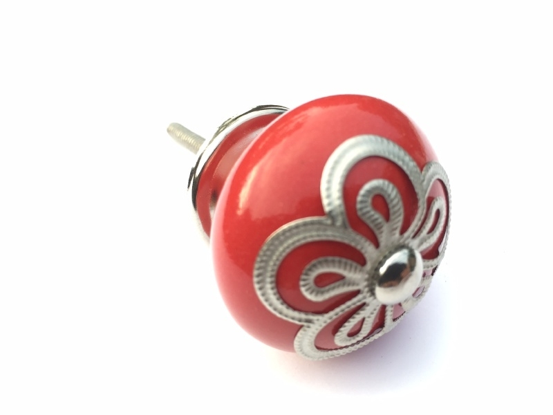 Rode kastknop met sierlijke kroon