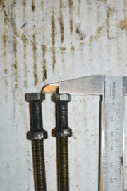 Ariel ketting spanners in de achterbrug