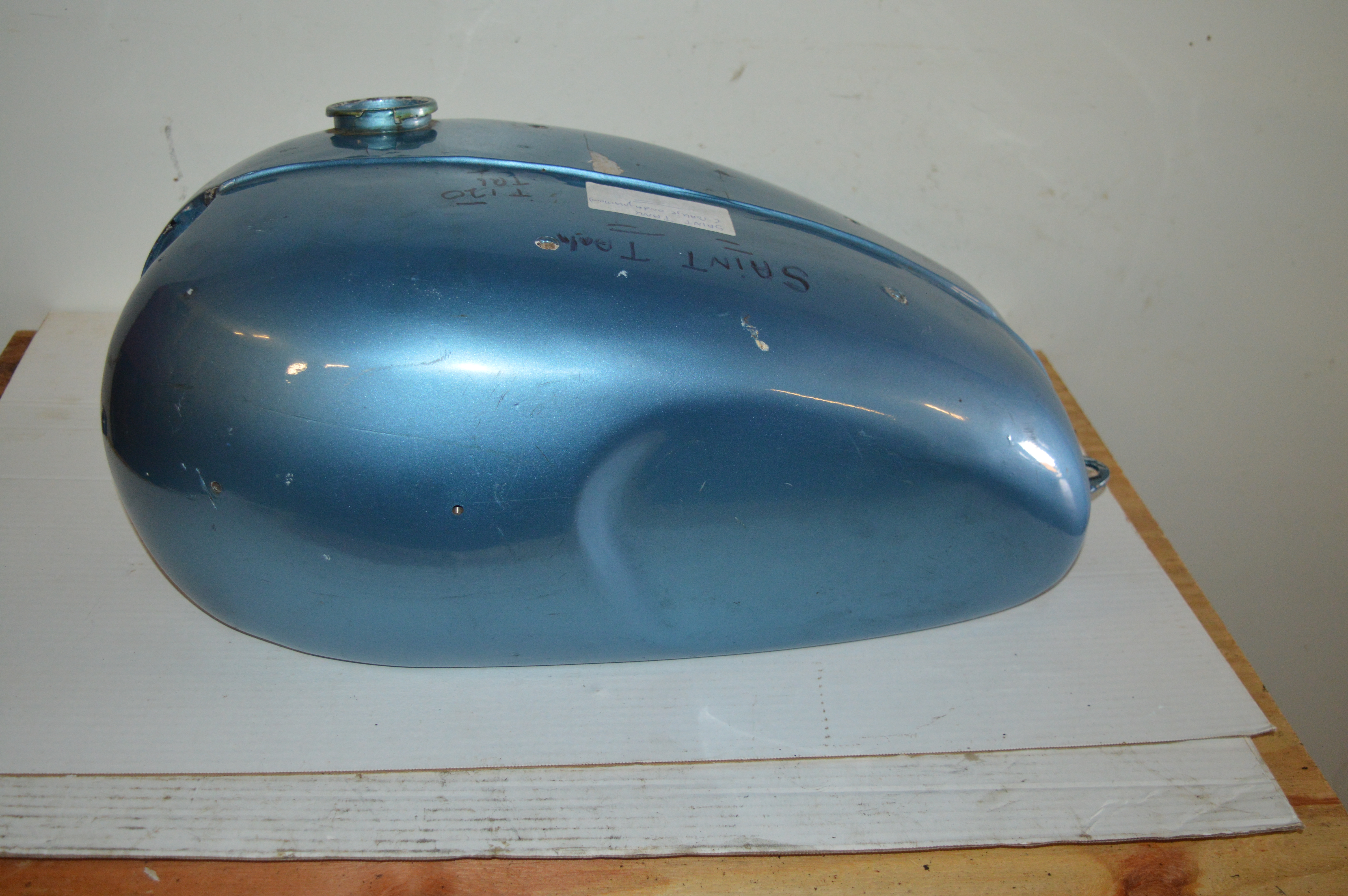 Triumph Saint benzinetank(bovenzijde plamuur)