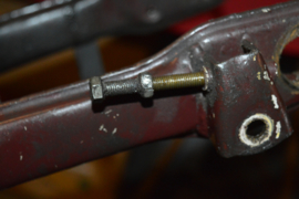 Ariel ketting spanners in de achterbrug