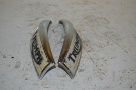 Triumph tank emblemen stel