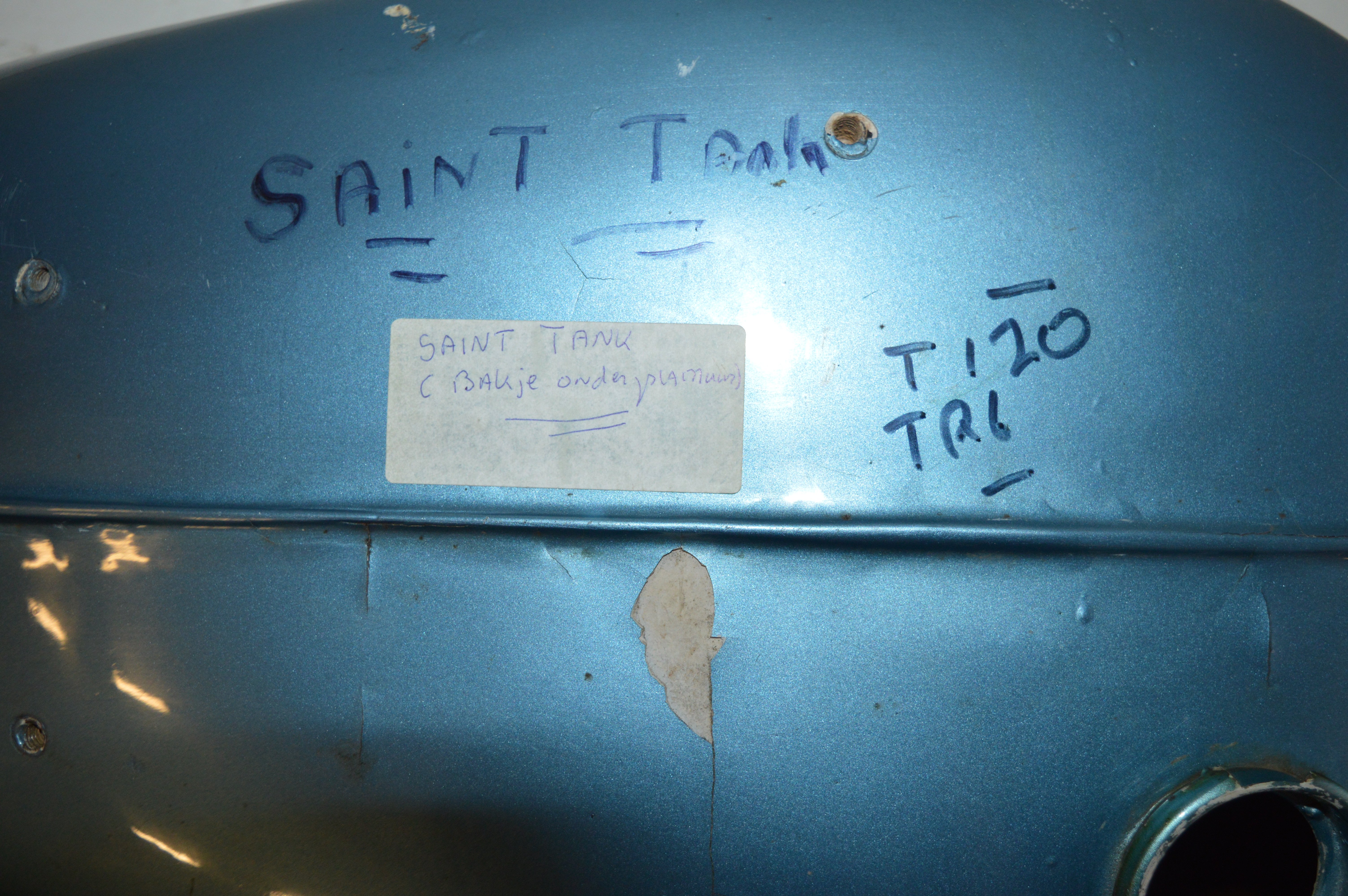 Triumph Saint benzinetank(bovenzijde plamuur)