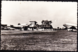 Zwart-wit kaart verzonden vanuit Manokwari naar Curacao, afgebeeld vliegveld