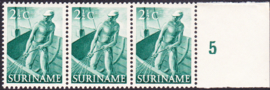 Suriname Plaatfout 298 PM  Postfris in strip van 3  Cataloguswaarde 8,00