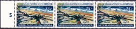 Plaatfout Ned. Nieuw Guinea 76b PM1 in strip van 3 Postfris