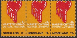 Plaatfout 975 PM3  Postfris in strip van 3  Cataloguswaarde 35,00