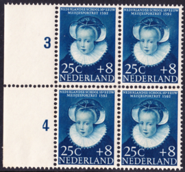 Plaatfout  687 PM1  in blok van 4   Postfris  Cataloguswaarde 69,00