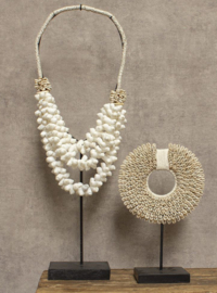 Schelpenketting wit op standaard Reeva L