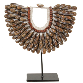 Schelpenketting op standaard