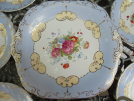 Gebakstel met licht blauwe rand en roze roosjes Old English J. & G.