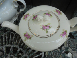 Theepot P. Regout met dubbele roze roosjes