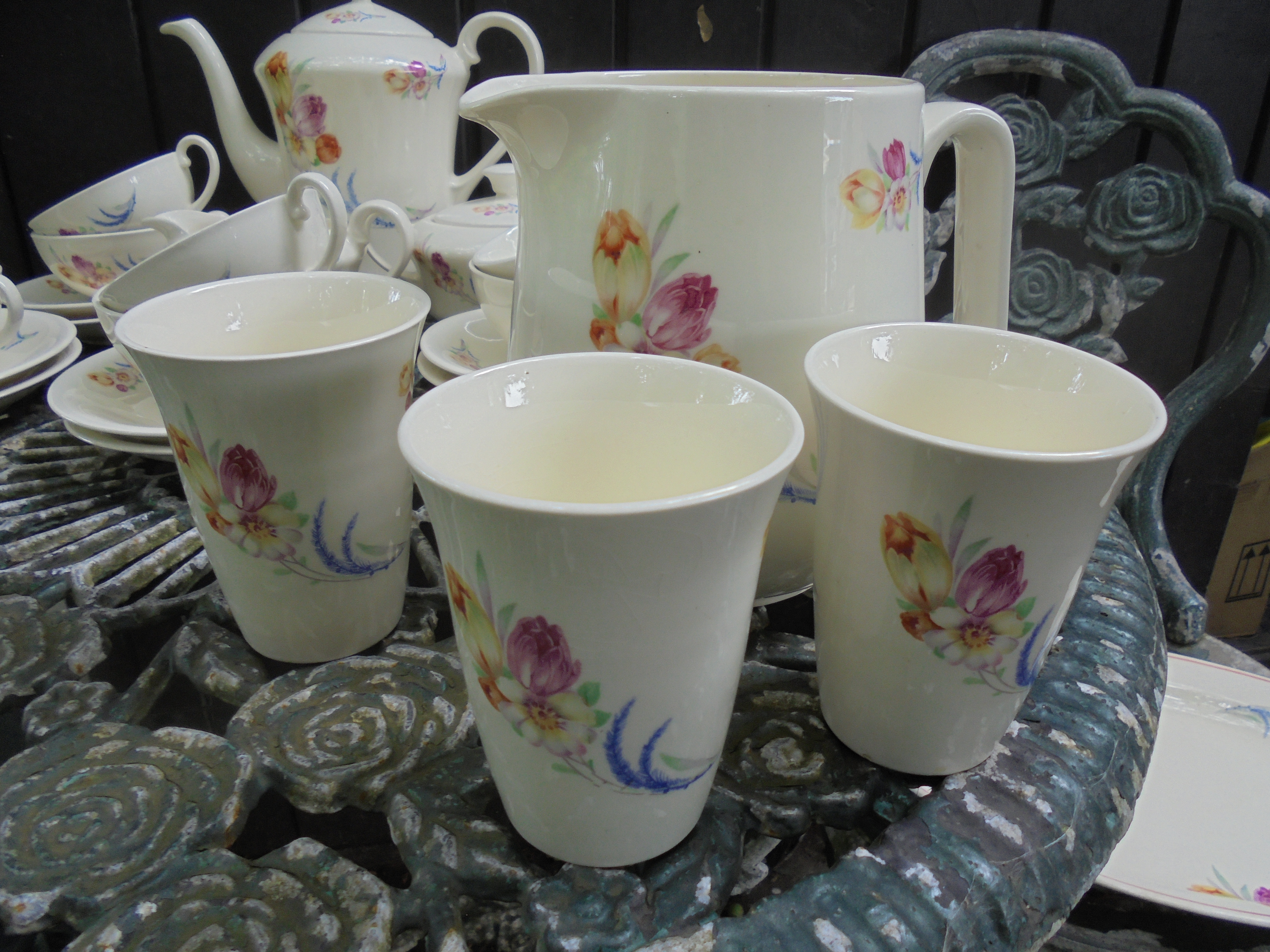 Melk- / Waterkan MOSA met bloemboeket met oa. roze en gele tulp