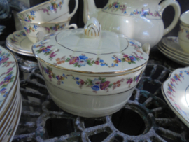 Ontbijtservies Plazuid (Holland) met lieve bloemetjes / roze roosjes en gouden bies