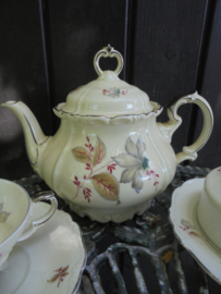 Theepot Edelstein Maria-Theresia met grijs / groene bloem en rood takje